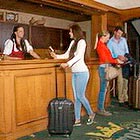 Hotelfotografie Rezeption im WWellness Hotel Krone Freudenstadt mit Hoteldirektorin am Empfang anreisenden Hotelgästen und Gepäck