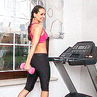 Hotelfotograf Sport- und Fitness Fotografie Fotomodell auf Profi-Laufband mit Gewichten beim Training