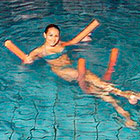 Authentische Hotelfotografie strahlendes Fotomodell im Schwimmbad